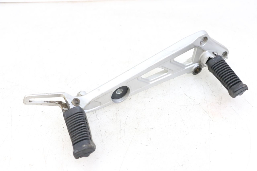 photo de FUSSRASTEN HALTEPLATTEN VORN RECHT HYOSUNG GF 125 (2001 - 2005)