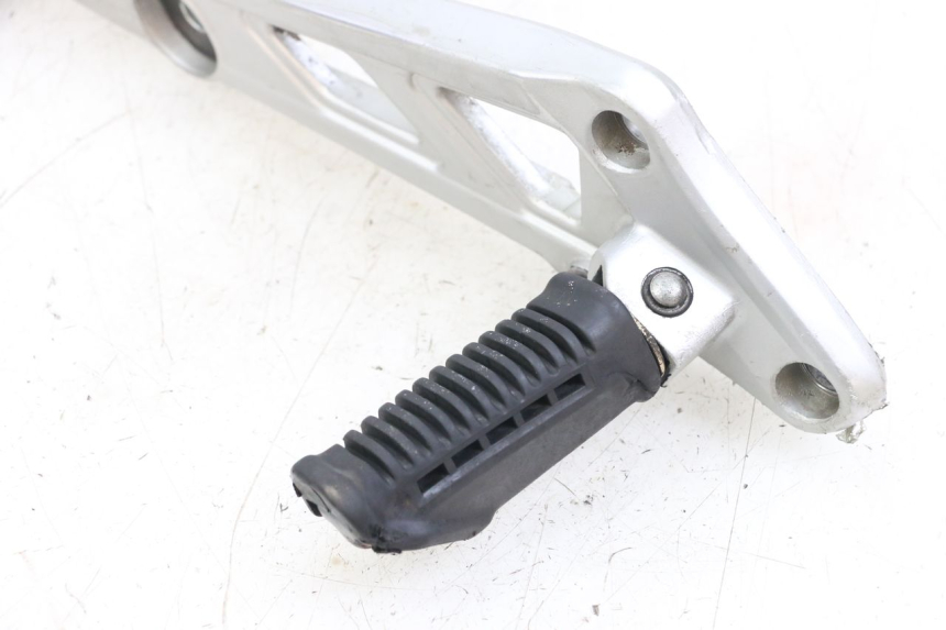 photo de FUSSRASTEN HALTEPLATTEN VORN RECHT HYOSUNG GF 125 (2001 - 2005)
