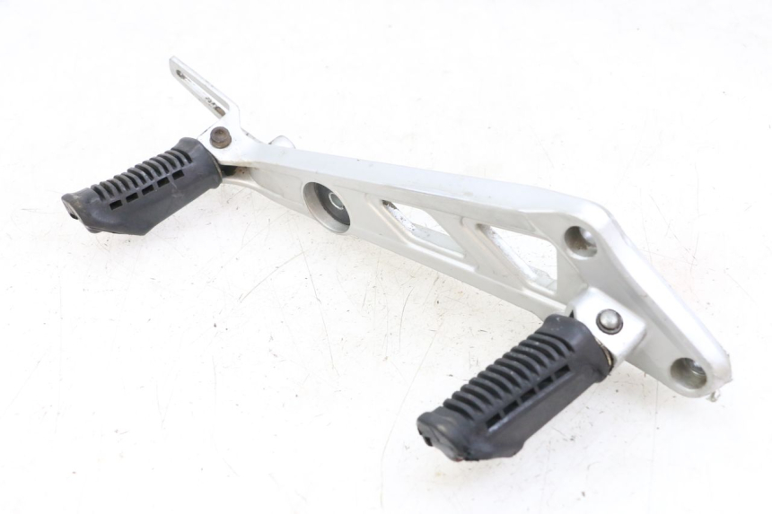 photo de FUSSRASTEN HALTEPLATTEN VORN RECHT HYOSUNG GF 125 (2001 - 2005)