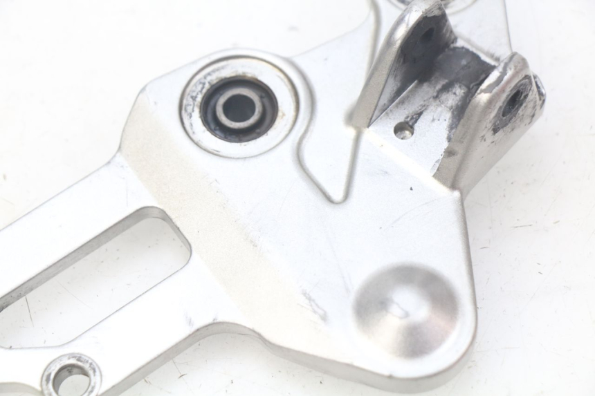 photo de RECHTE VORDERE FUßRASTENHALTERUNG YAMAHA MT-07 MT07 ABS 700 (2014 - 2017)