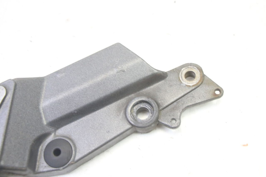 photo de FUSSRASTEN HALTEPLATTEN VORN RECHT TRIUMPH SPRINT 900 (1995 - 1998)