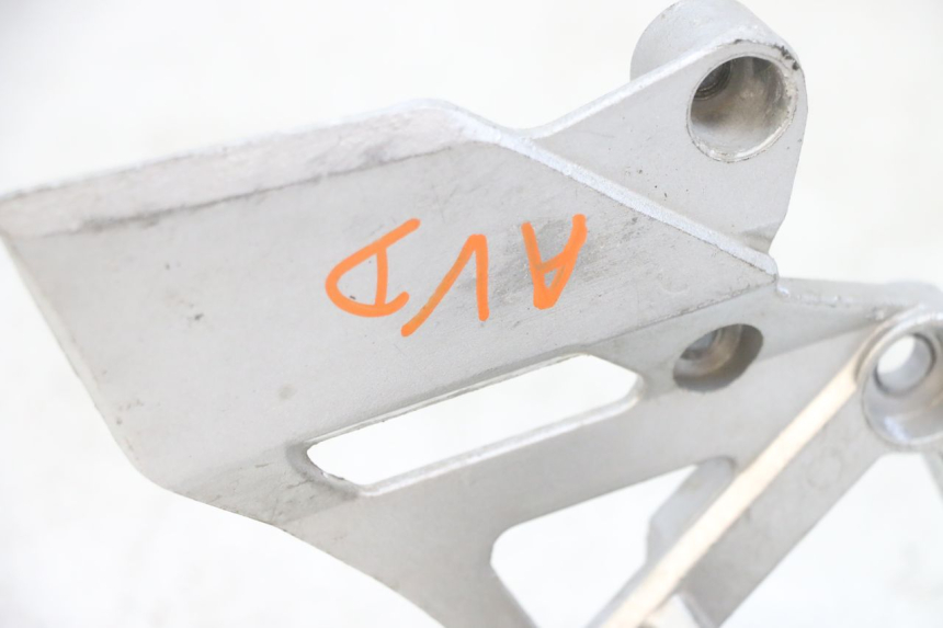 photo de FUSSRASTEN HALTEPLATTEN VORN RECHT DAELIM VJ ROADWIN FI 125 (2008 - 2017) - Oberflächenzustand und Material