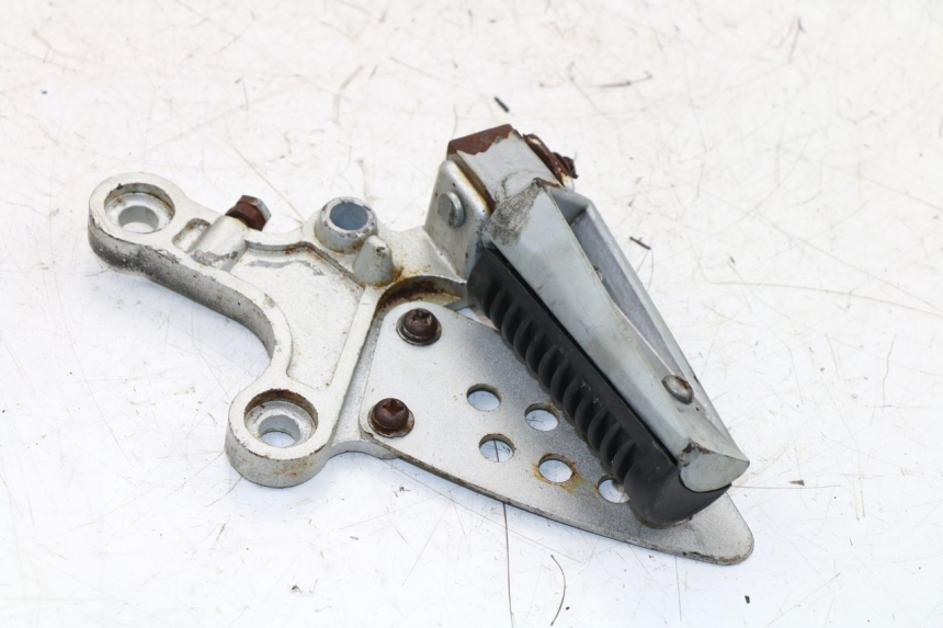 photo de FUSSRASTEN HALTEPLATTEN VORN RECHT KINROAD XT125-19 ROAD KING 125 (2010 - 2012)