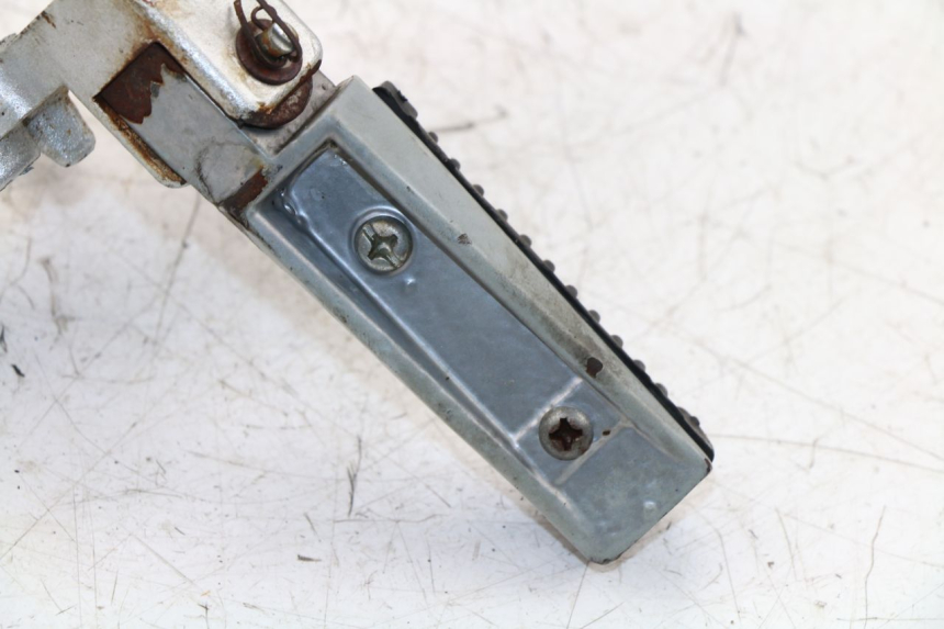 photo de FUSSRASTEN HALTEPLATTEN VORN RECHT KINROAD XT125-19 ROAD KING 125 (2010 - 2012)