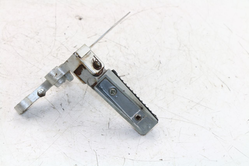 photo de FUSSRASTEN HALTEPLATTEN VORN RECHT KINROAD XT125-19 ROAD KING 125 (2010 - 2012)