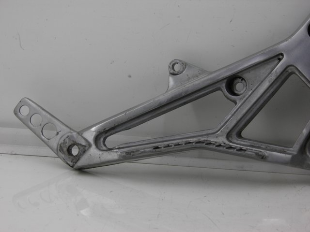 photo de RECHTE VORDERE FUßRASTENHALTERUNG YAMAHA FJ 3CX 1200 (1986 - 1996)