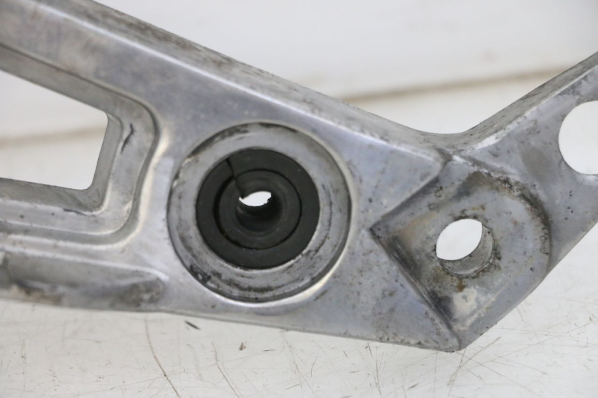photo de FUSSRASTEN HALTEPLATTEN VORN LINKS YAMAHA FJ 36Y 1100 (1984 - 1985)