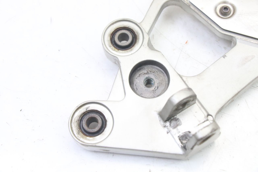 photo de FUSSRASTEN HALTEPLATTEN VORN LINKS YAMAHA FZ6 FAZER S2 600 (2007 - 2011)