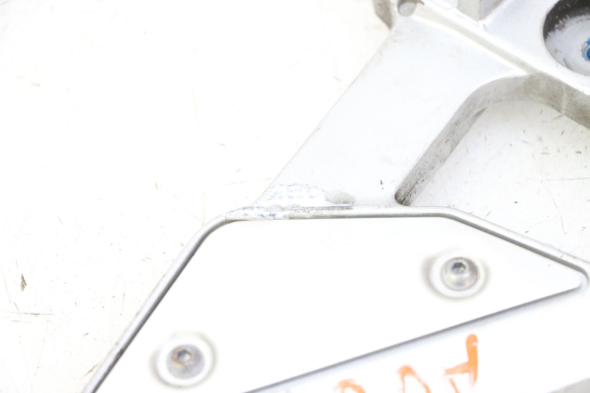 photo de FUSSRASTEN HALTEPLATTEN VORN LINKS YAMAHA FZ6 FAZER S2 600 (2007 - 2011)