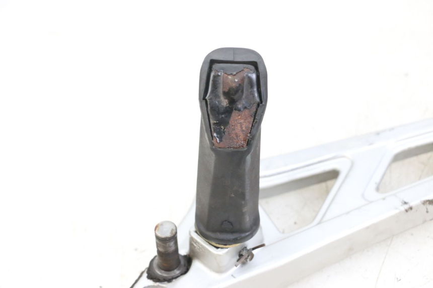 photo de FUSSRASTEN HALTEPLATTEN VORN LINKS HYOSUNG GF 125 (2001 - 2005)