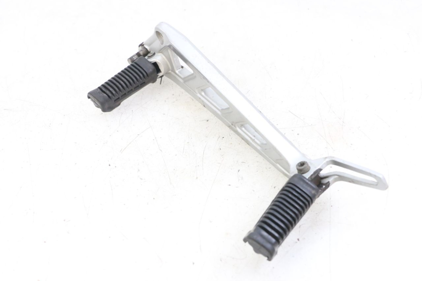 photo de FUSSRASTEN HALTEPLATTEN VORN LINKS HYOSUNG GF 125 (2001 - 2005)