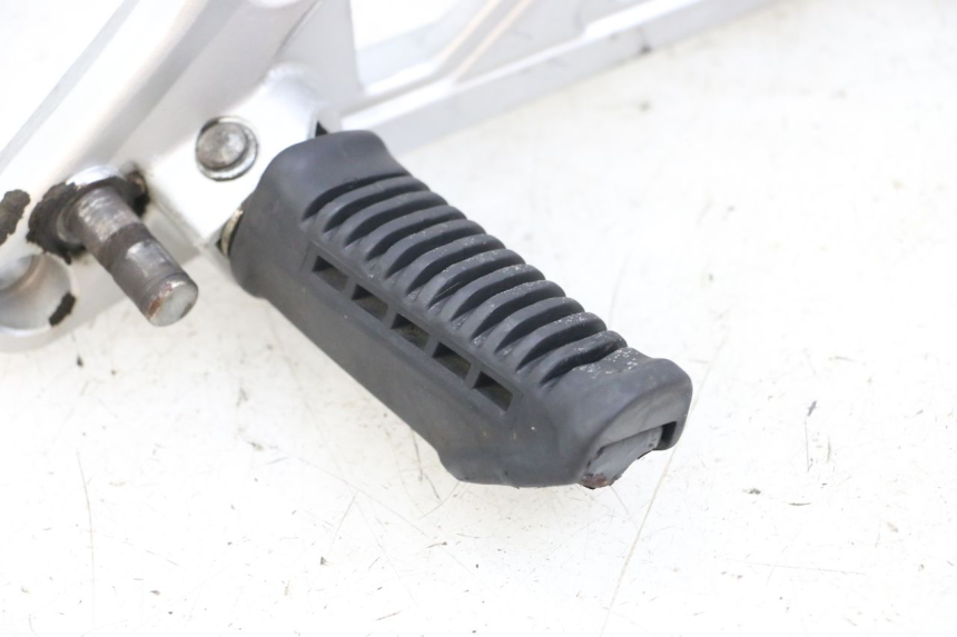 photo de FUSSRASTEN HALTEPLATTEN VORN LINKS HYOSUNG GF 125 (2001 - 2005)