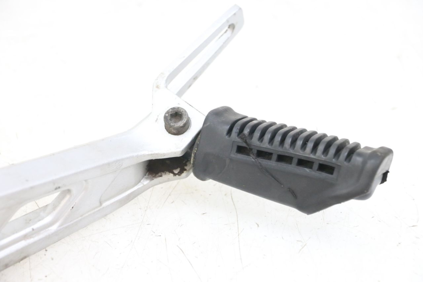 photo de FUSSRASTEN HALTEPLATTEN VORN LINKS HYOSUNG GF 125 (2001 - 2005)