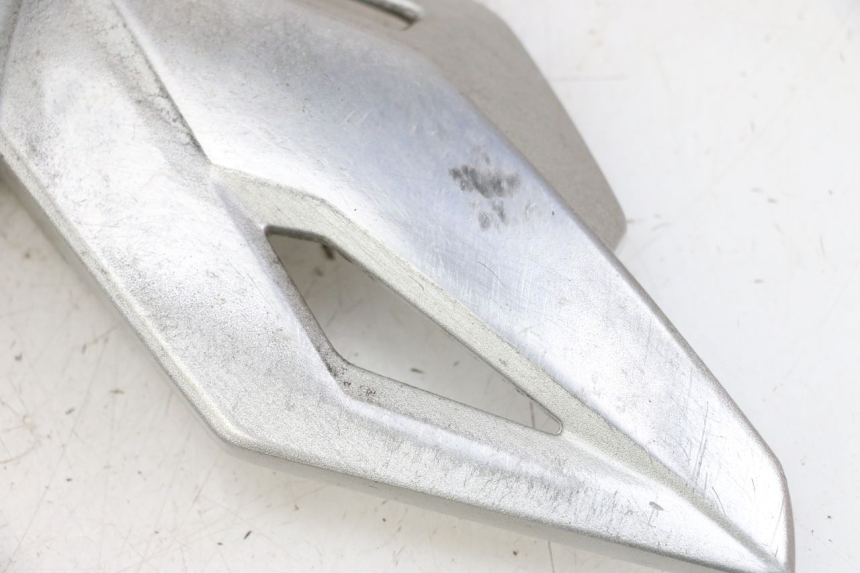 photo de FUSSRASTEN HALTEPLATTEN VORN LINKS SUZUKI GSR 750 (2011 - 2017)