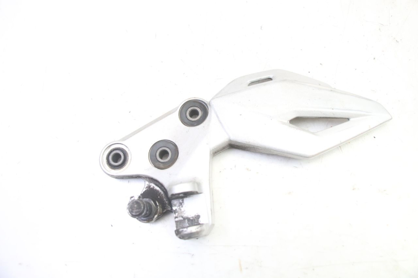photo de FUSSRASTEN HALTEPLATTEN VORN LINKS SUZUKI GSR 750 (2011 - 2017)