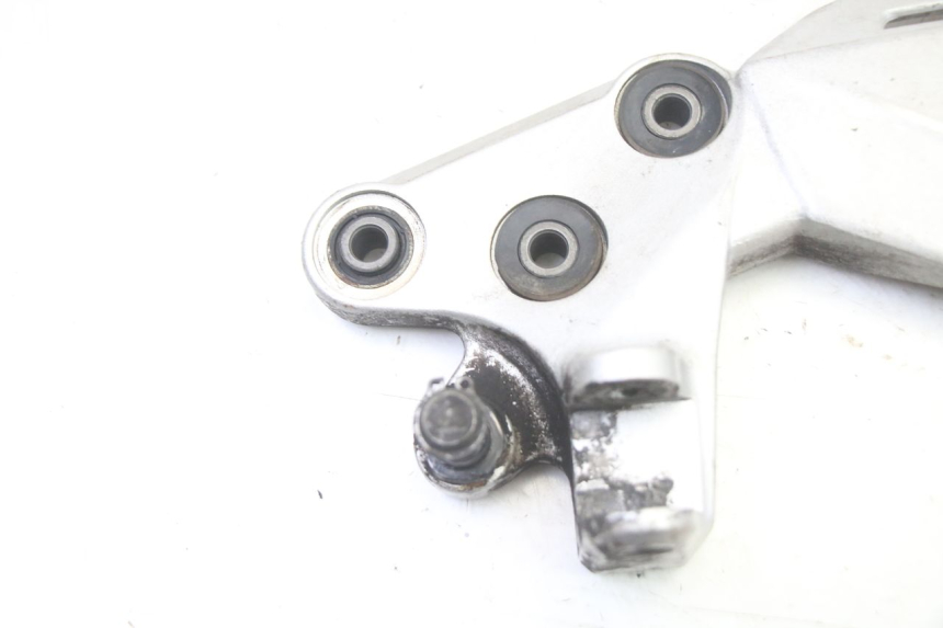 photo de FUSSRASTEN HALTEPLATTEN VORN LINKS SUZUKI GSR 750 (2011 - 2017)
