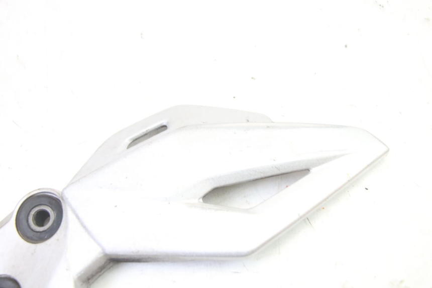 photo de FUSSRASTEN HALTEPLATTEN VORN LINKS SUZUKI GSR 750 (2011 - 2017)