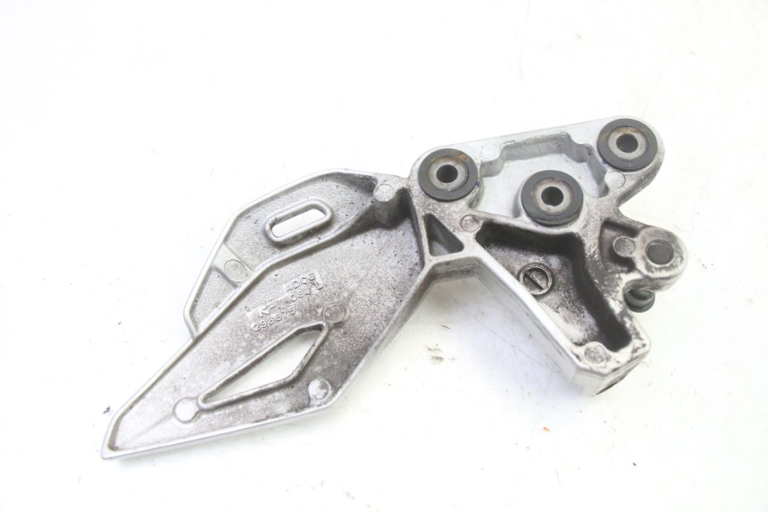 photo de FUSSRASTEN HALTEPLATTEN VORN LINKS SUZUKI GSR 750 (2011 - 2017)