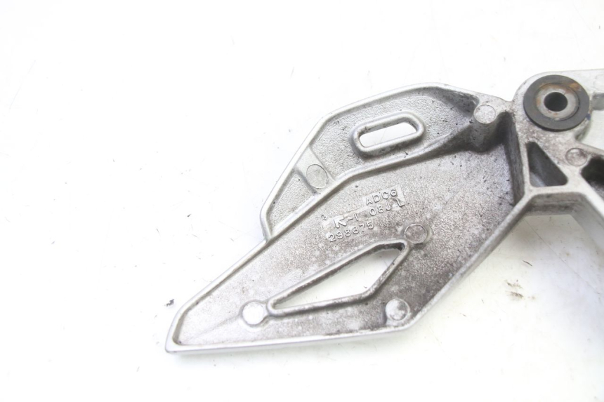 photo de FUSSRASTEN HALTEPLATTEN VORN LINKS SUZUKI GSR 750 (2011 - 2017)