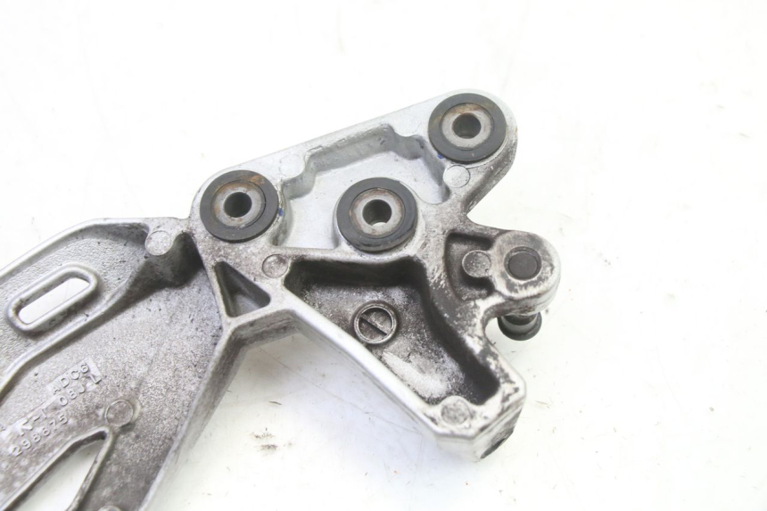 photo de FUSSRASTEN HALTEPLATTEN VORN LINKS SUZUKI GSR 750 (2011 - 2017)