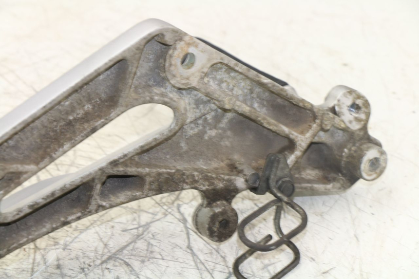 photo de FUSSRASTEN HALTEPLATTEN VORN LINKS HONDA NTV DEAUVILLE 650 (2001 - 2006)