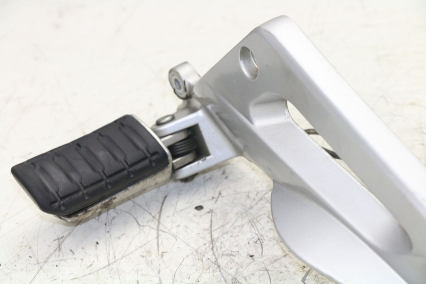 photo de FUSSRASTEN HALTEPLATTEN VORN LINKS HONDA NTV DEAUVILLE 650 (2001 - 2006)