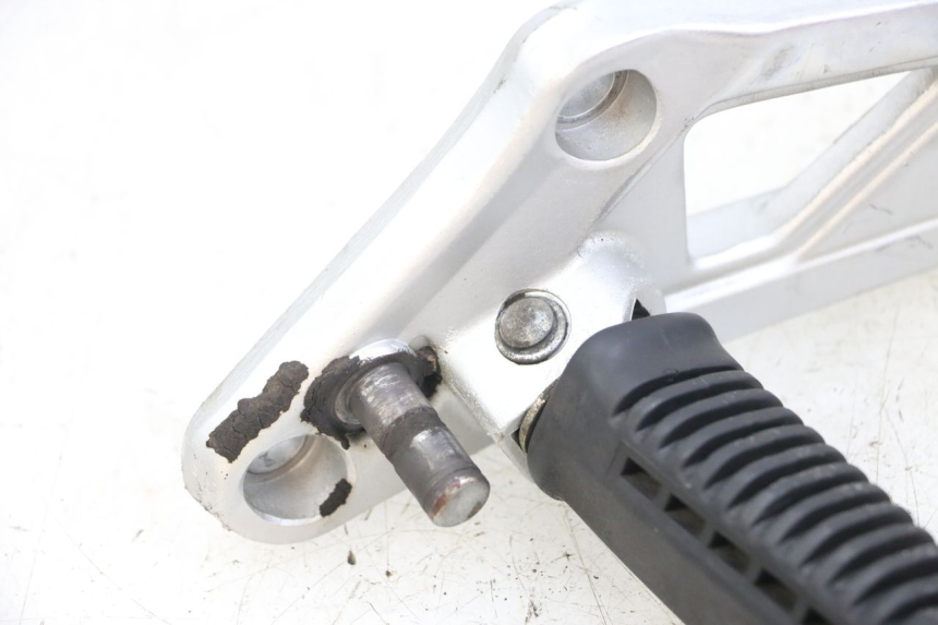 photo de FUSSRASTEN HALTEPLATTEN VORN LINKS HYOSUNG GF 125 (2001 - 2005)