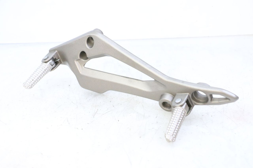 photo de FUSSRASTEN HALTEPLATTEN VORN LINKS KIDEN KD125-G 125 (2018 - 2022)