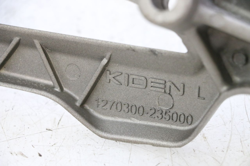 photo de FUSSRASTEN HALTEPLATTEN VORN LINKS KIDEN KD125-G 125 (2018 - 2022)