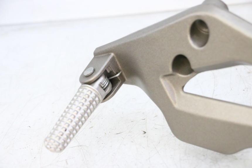 photo de FUSSRASTEN HALTEPLATTEN VORN LINKS KIDEN KD125-G 125 (2018 - 2022)