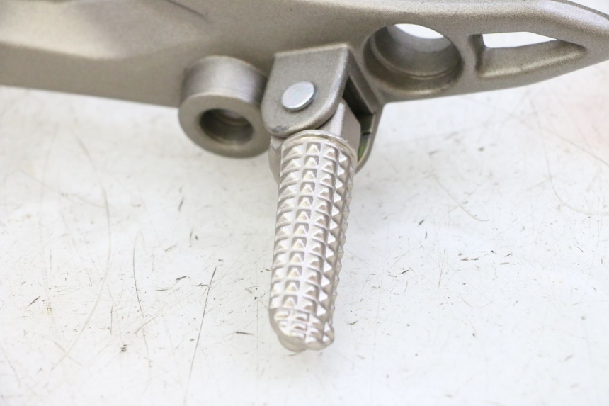 photo de FUSSRASTEN HALTEPLATTEN VORN LINKS KIDEN KD125-G 125 (2018 - 2022)