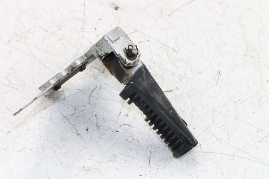 photo de FUSSRASTEN HALTEPLATTEN VORN LINKS KINROAD XT125-19 ROAD KING 125 (2010 - 2012)