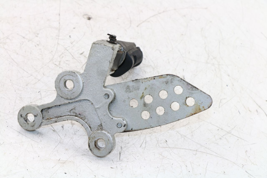photo de FUSSRASTEN HALTEPLATTEN VORN LINKS KINROAD XT125-19 ROAD KING 125 (2010 - 2012)
