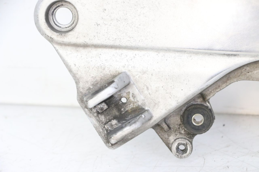 photo de FUSSRASTEN HALTEPLATTEN VORN LINKS HONDA ST PAN EUROPEAN 1300 (2002 - 2013)