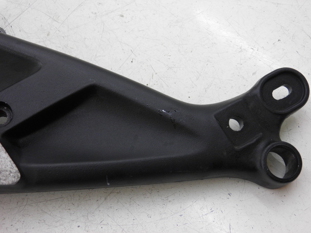 photo de FUSSRASTEN HALTEPLATTEN VORN LINKS TRIUMPH TROPHY 1200 (1996 - 2003)