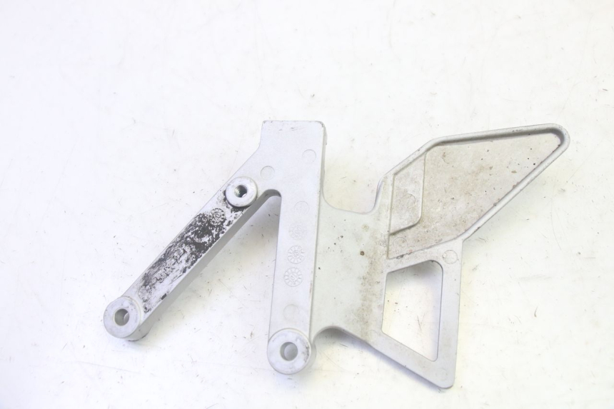 photo de FUSSRASTEN HALTEPLATTEN VORN LINKS YAMAHA TZR 50 (2008 - 2016) - Alternative Perspektive