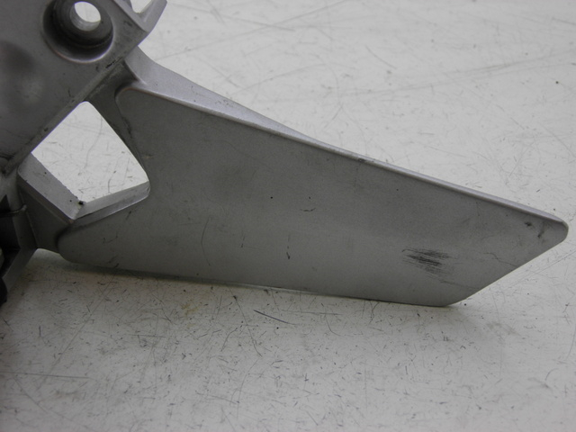 photo de FUSSRASTEN HALTEPLATTEN VORN LINKS YAMAHA FJR 1300 (2004 - 2005)