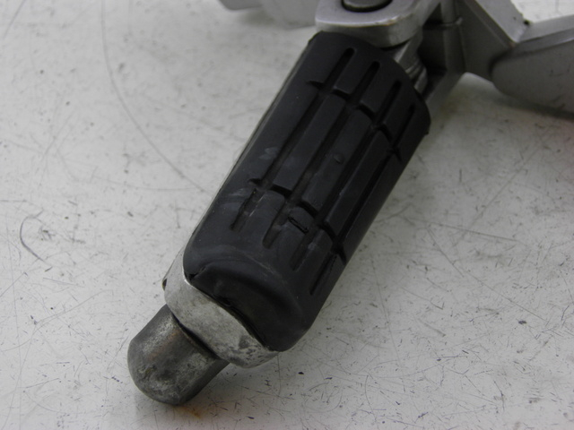 photo de FUSSRASTEN HALTEPLATTEN VORN LINKS YAMAHA FJR 1300 (2004 - 2005)
