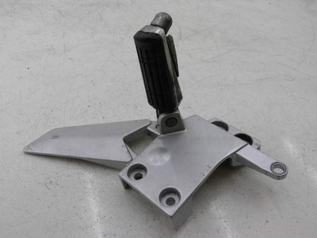 photo de FUSSRASTEN HALTEPLATTEN VORN LINKS YAMAHA FJR 1300 (2004 - 2005)