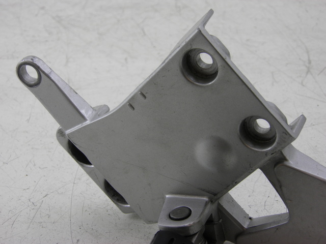 photo de FUSSRASTEN HALTEPLATTEN VORN LINKS YAMAHA FJR 1300 (2004 - 2005)
