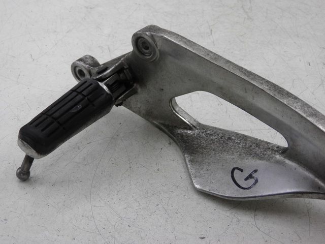 photo de FUSSRASTEN HALTEPLATTEN VORN LINKS YAMAHA TDM 900 (2004 - 2006)