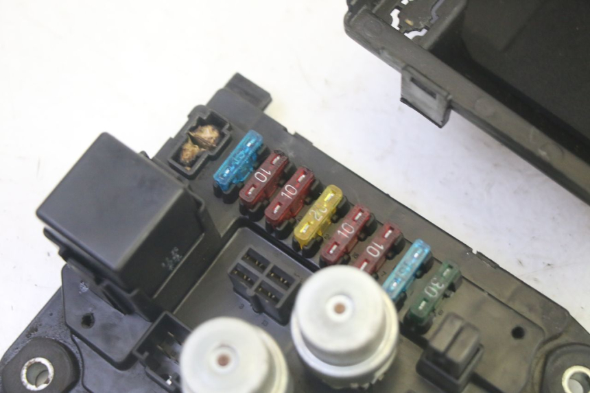 photo de SICHERUNGKASTEN KAWASAKI GPZ RX 1000 (1986 - 1988) - Zoom auf Gebrauchszustand