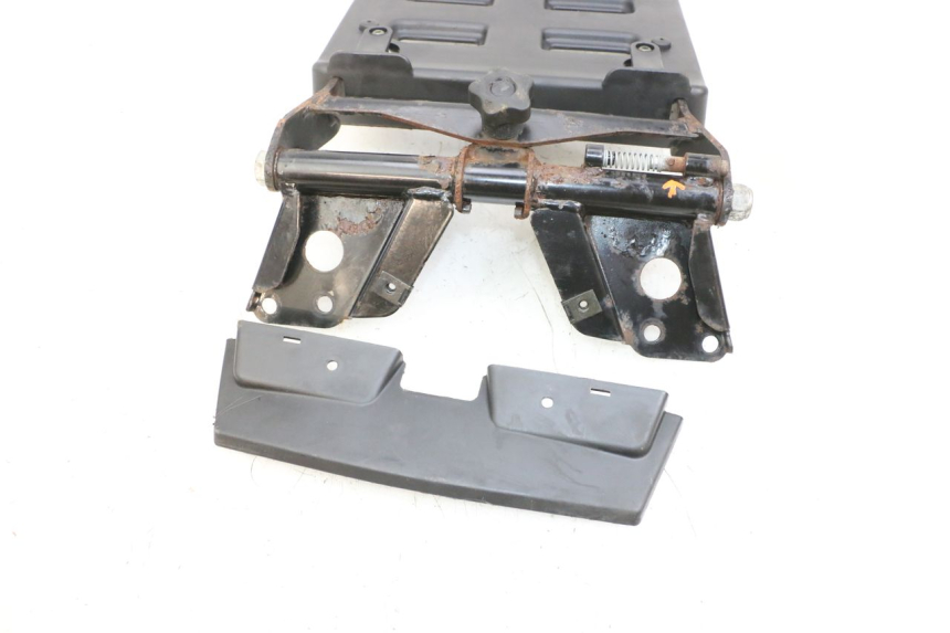 photo de GEPÄCKTRÄGER PIAGGIO MP3 RL 250 (2006 - 2010) - Details der Befestigungspunkte