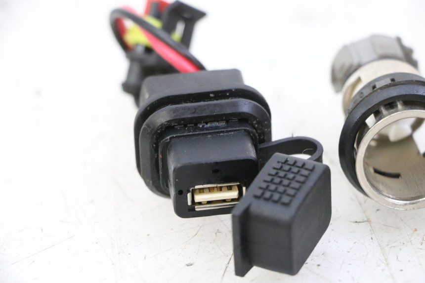 photo de ZIGARETTENANZÃœNDER PIAGGIO MP3 500 (2014 - 2016)