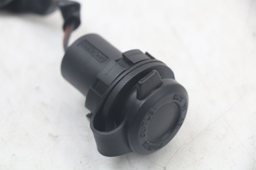 photo de ZIGARETTENANZüNDERBUCHSE YAMAHA XMAX X-MAX ABS 125 (2017 - 2020) - Technische Nahaufnahme