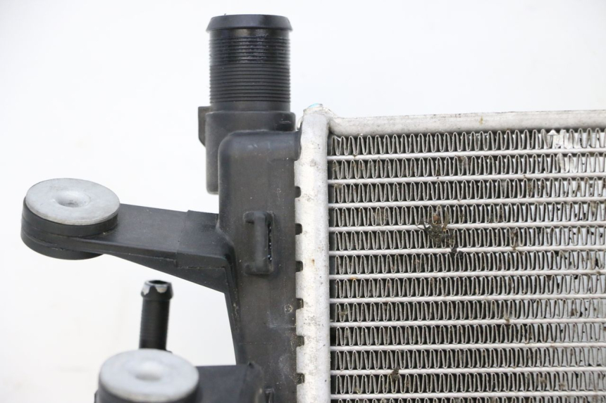 photo de KÜHLER RECHTS BMW R GS 1250 (2021 - 2024) - Detaillierte Sichtprüfung