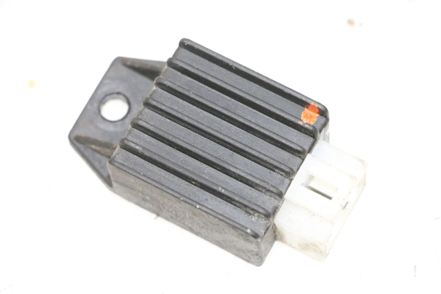 photo de SPANNUNGSREGLER PEUGEOT KISBEE 2T 50 (2010 - 2017) - Technische Nahaufnahme