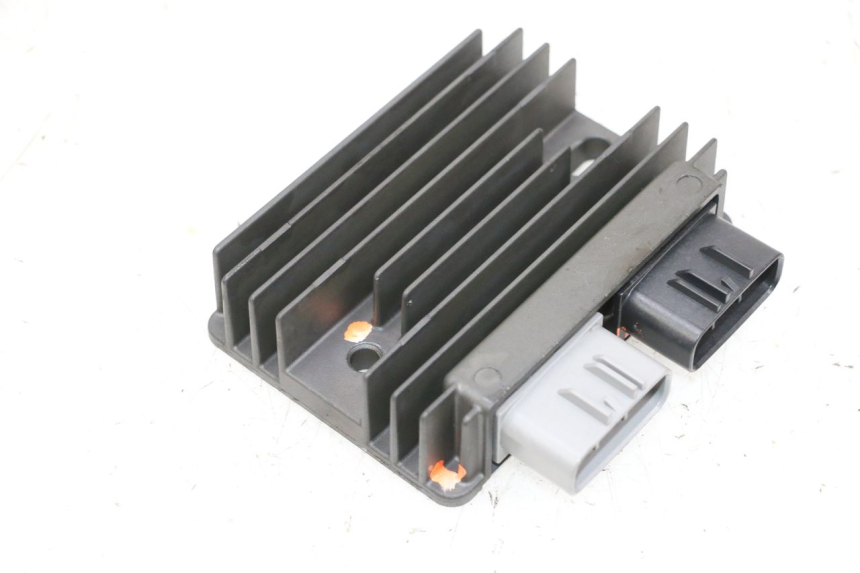 photo de REGLER LICHTMASCHINE PIAGGIO MP3 HPE 300 (2019 - 2026) - Gesamtansicht des Produkts