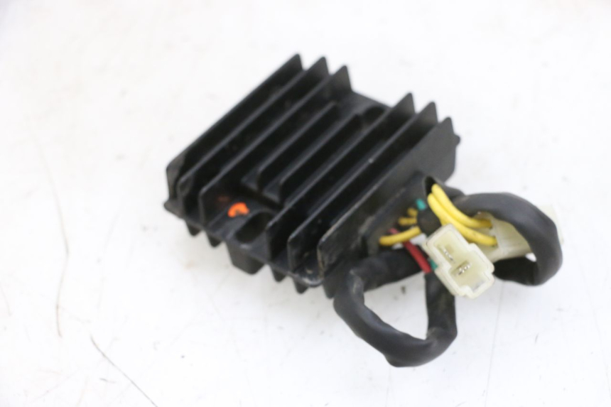 photo de REGLER LICHTMASCHINE PEUGEOT SPEEDFIGHT 4 4T EFI 50 (2021 - 2025) - Zoom auf Gebrauchszustand