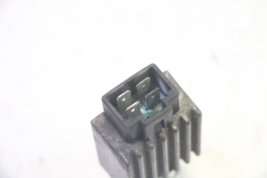 photo de REGLER LICHTMASCHINE PEUGEOT VIVACITY 100 (1999 - 2008) - Technische Nahaufnahme